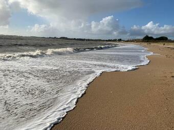 Charmante Maison De Ville Dans Un Bourg Typique