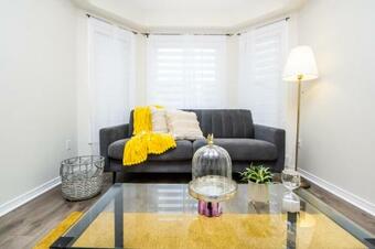 Cheerfull 3-bedroom Home In Newmarket