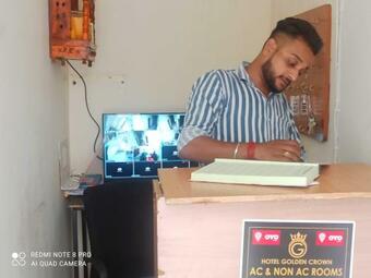 Spot On 91941 Hotel Golden Crown