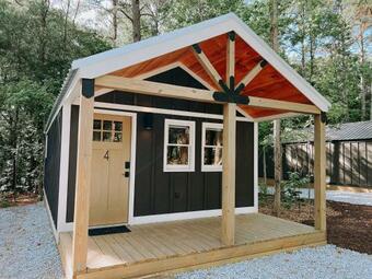 Adorable Studio Style Cabin Located Minutes From Lake Hartwell Cabin #4