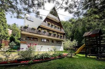 Holiday Home, Stroza