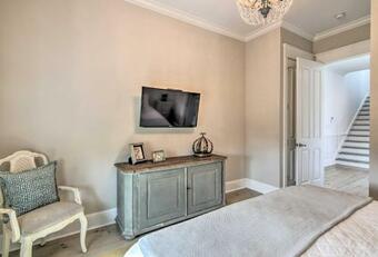 Family Waterfront Getaway With Pool And Boat Dock