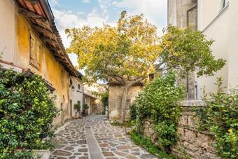 Lovely 1-bedroom Apartment With Balcony