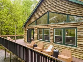 Half Moon By Avantstay 4br Cabin W Large Deck & Yard W Patio & Outdoor Dining