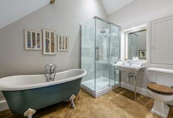 Luxury 3 Bedroom Cottage Within Private Grounds