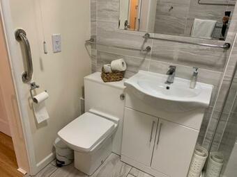 3 Bedroom Ground Floor Deluxe Apartment, 5 Min Walk To Street Town Centre