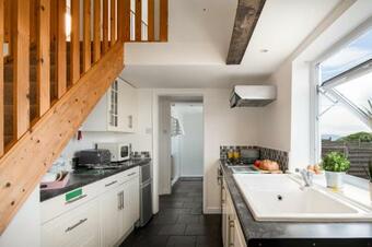 Summer Cottage Located In Rural Welsh Countryside, Beautiful Mountain Views, Ideal For Snowdonia Walkers