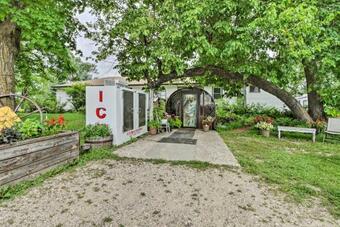 Lovely Lake Cabin Boat Rentals And On-site Bar
