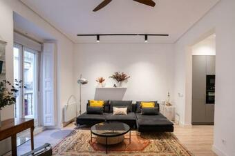 Stylish 2 Bedroom Apartment In The Heart Of Madrid