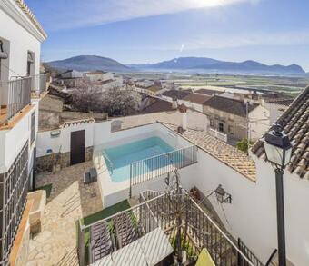 Cubo's La Casa De Tita Elvira Family 20 Pax