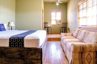 Capital O Hotel Villa Azura