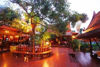 Hotel Sugar Hut Resort & Restaurant