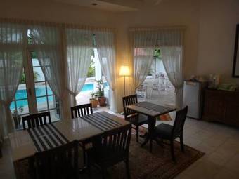 Rumah Putih Bed & Breakfast Near Klia & Klia 2