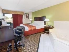 Hotel Days Inn And Suites Madison Heights