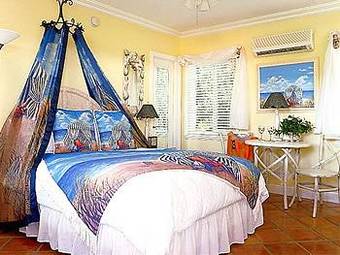 Crane's Beachhouse Hotel & Tiki Bar