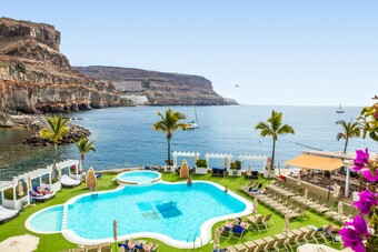 Hotel Livvo Puerto De Mog�n