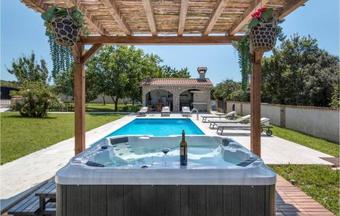 Three-bedroom Holiday Home Pomer With An Outdoor Swimming Pool 02