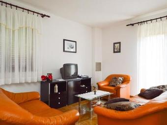 Four-bedroom Apartment In Stinjan I