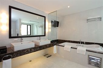 Cendeluxe Hotel - Managed By H & K Hospitality