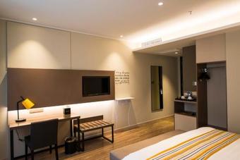 Hotel Home Inn Plus Shanghai West Yan'an Road