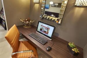Hotel Eden Roc Inn & Suites